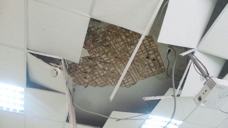 Минобраз об обрушении в институте: Здание еще не аварийное