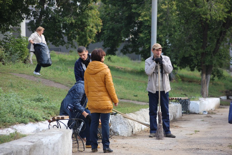 Саратовские студенты и экологи очистили от мусора берег Волги
