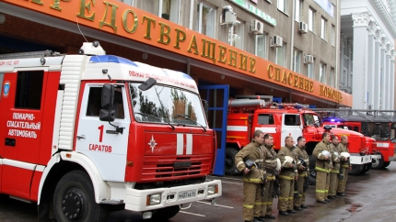 Саратовские пожарные почтили память 8 погибших огнеборцев