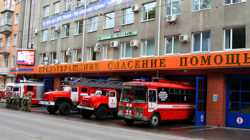 Саратовские пожарные почтили память 8 погибших огнеборцев