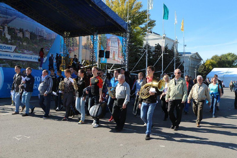 На Театральной площади проходит репетиция парада духовых оркестров