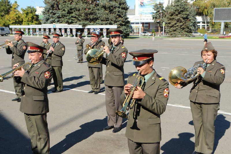 На Театральной площади проходит репетиция парада духовых оркестров