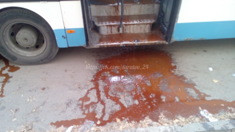 Пассажиров напугали потоки красной жидкости в автобусе №53