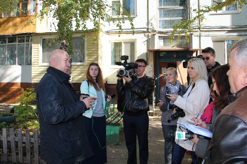 В Балакове проверили капитальный ремонт кровель и коммуникаций