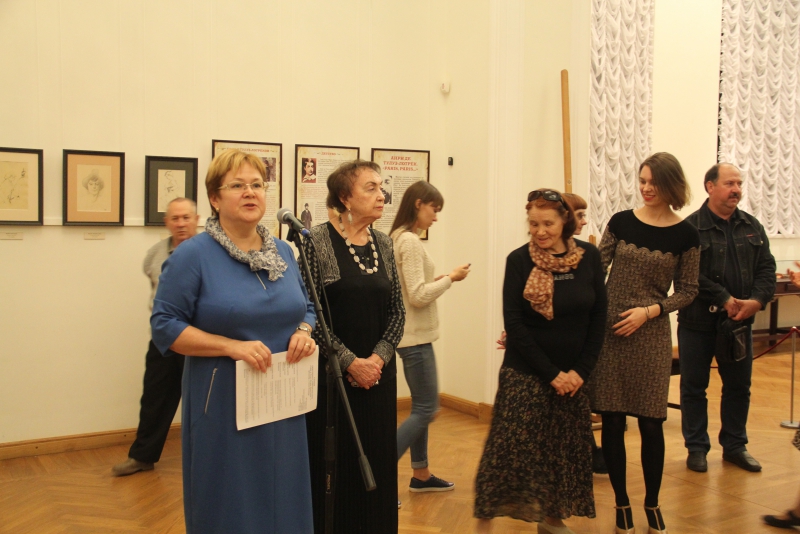 В Саратов привезли работы оформителя самого известного кабаре Парижа