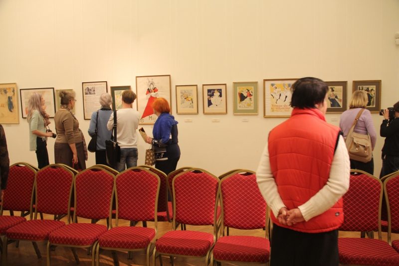 В Саратов привезли работы оформителя самого известного кабаре Парижа