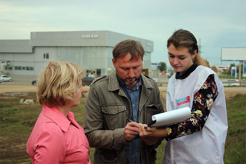 Сараев приехал на сход сторонников установки светофора