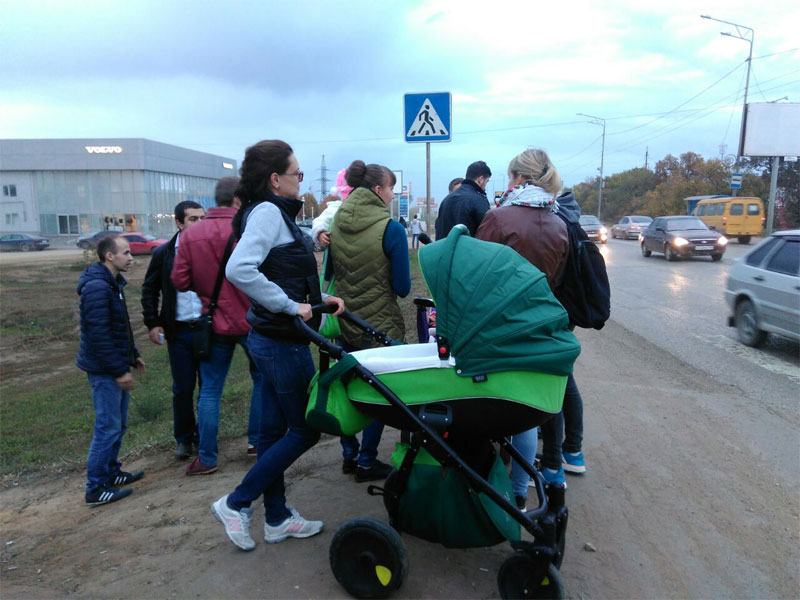 Сараев приехал на сход сторонников установки светофора