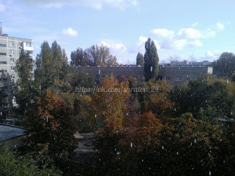 Жители Саратова увидели первый снег