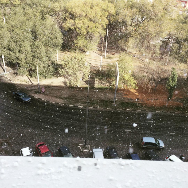 Жители Саратова увидели первый снег