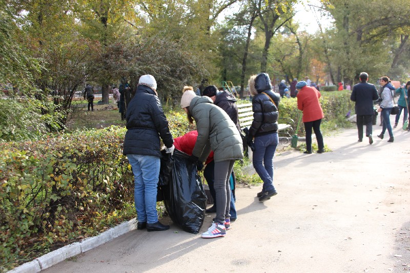 «Холодный субботник» в Саратове вывел на улицы 10 тысяч горожан
