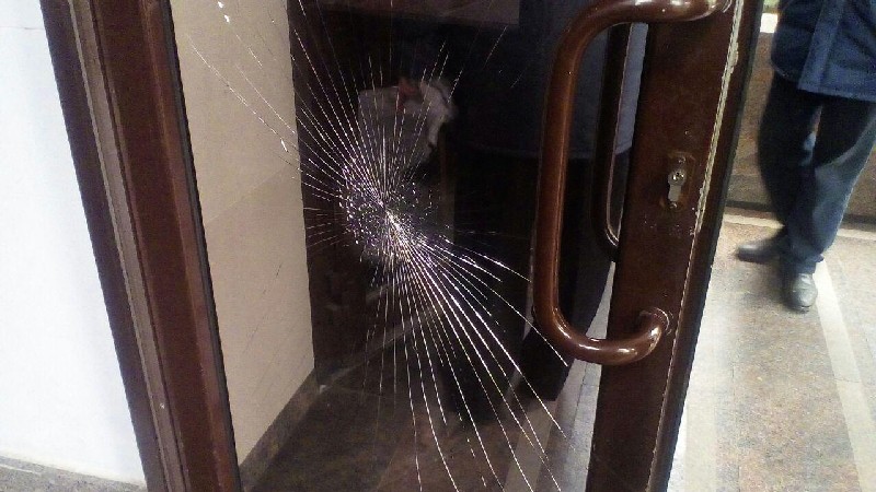 Разбили стекло на двери. Разбитая входная дверь. Сломанная входная дверь. Разбитая стеклянная дверь. Входная дверь треснула.