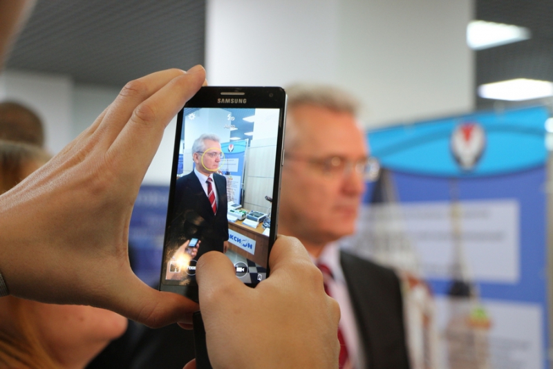 Главу Минпромторга РФ заинтересовали саратовские лазеры