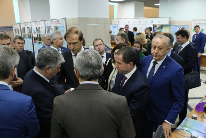 Главу Минпромторга РФ заинтересовали саратовские лазеры