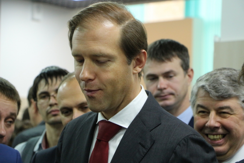 Главу Минпромторга РФ заинтересовали саратовские лазеры