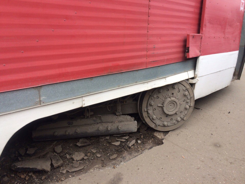 В Заводском районе трамвай сошел с рельсов