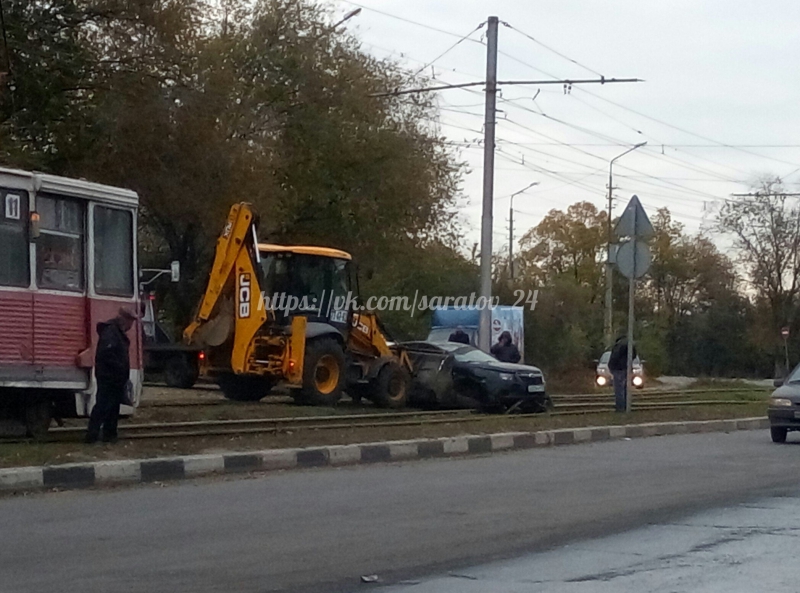 Водитель оставил разбитый «Шевроле Круз» на трамвайных путях