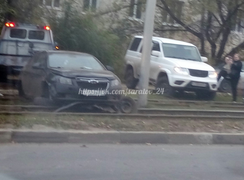 Водитель оставил разбитый «Шевроле Круз» на трамвайных путях