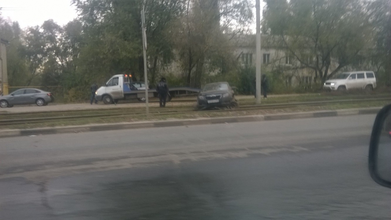 Водитель оставил разбитый «Шевроле Круз» на трамвайных путях