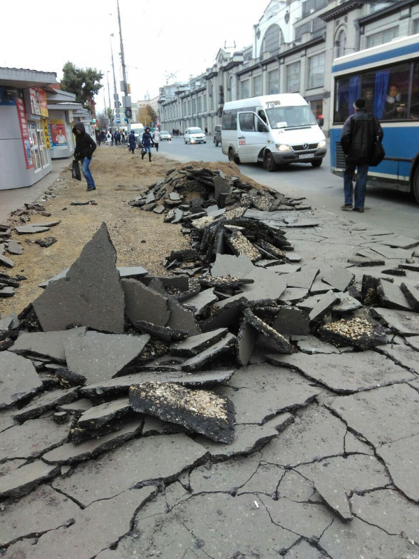 Возле Крытого рынка битый асфальт сгрудили вдоль остановки