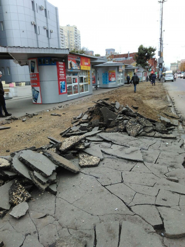 Возле Крытого рынка битый асфальт сгрудили вдоль остановки