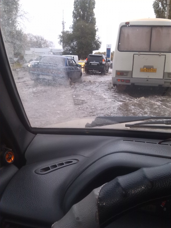 Улицу Шехурдина затопило из-за прорыва водопровода