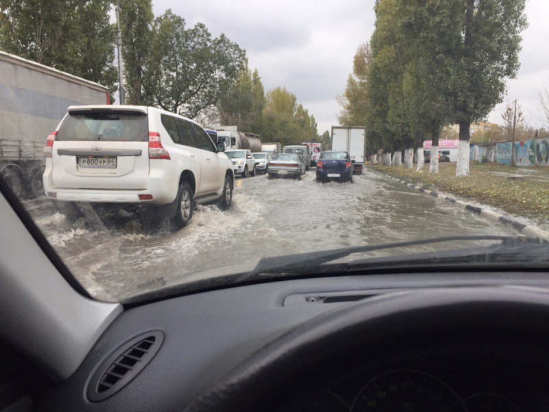 Улицу Шехурдина затопило из-за прорыва водопровода