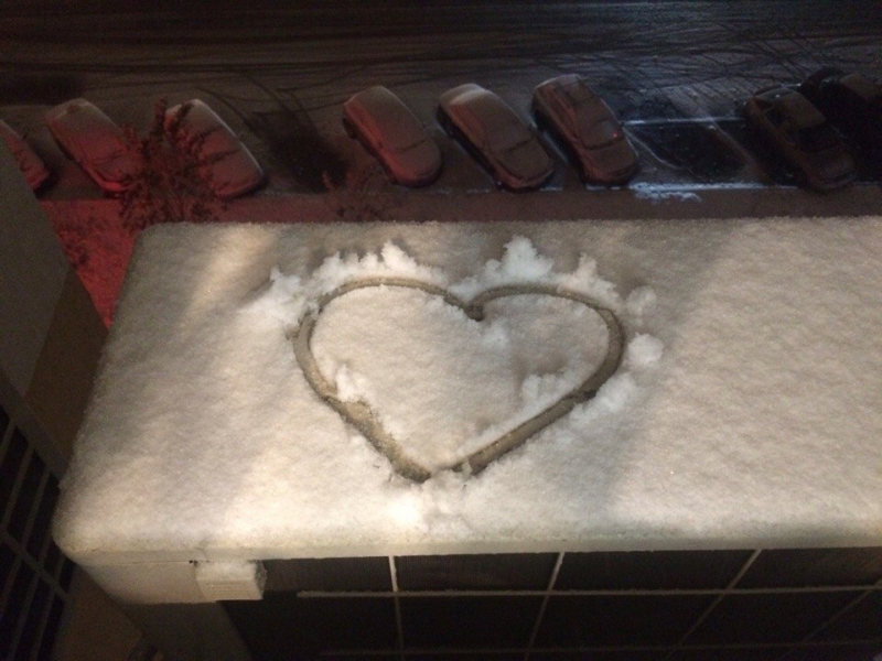 Саратовцы фотографируют первый снег и лепят снеговиков