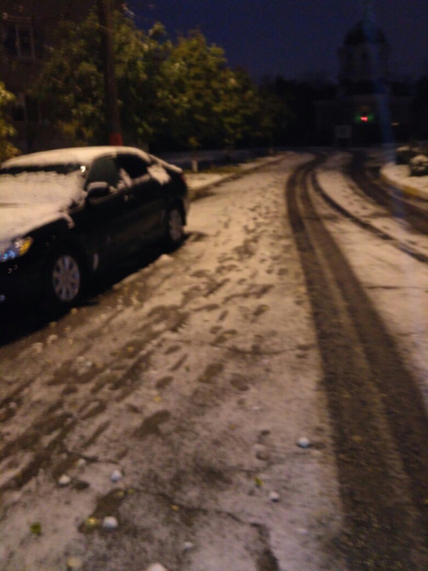 Саратовцы фотографируют первый снег и лепят снеговиков