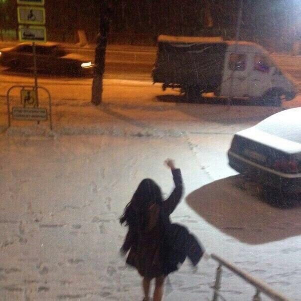 Саратовцы фотографируют первый снег и лепят снеговиков