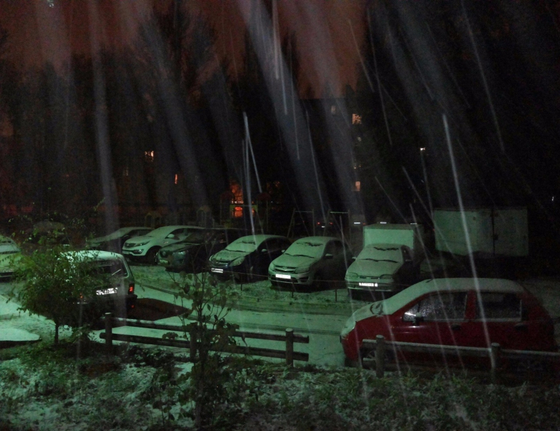 Саратовцы фотографируют первый снег и лепят снеговиков