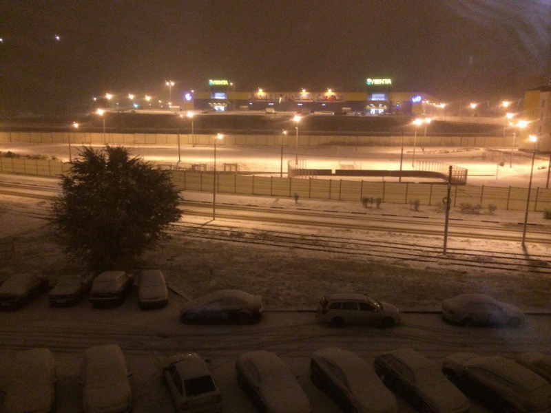 Саратовцы фотографируют первый снег и лепят снеговиков