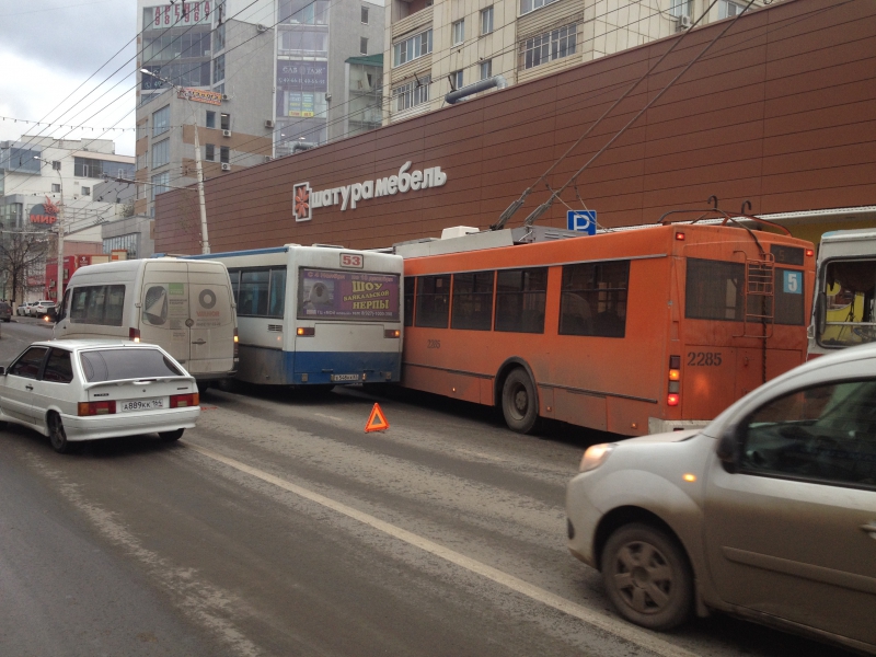 Центр Саратова встал в пробке из-за ДТП с общественным транспортом