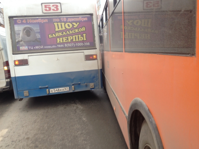 Центр Саратова встал в пробке из-за ДТП с общественным транспортом