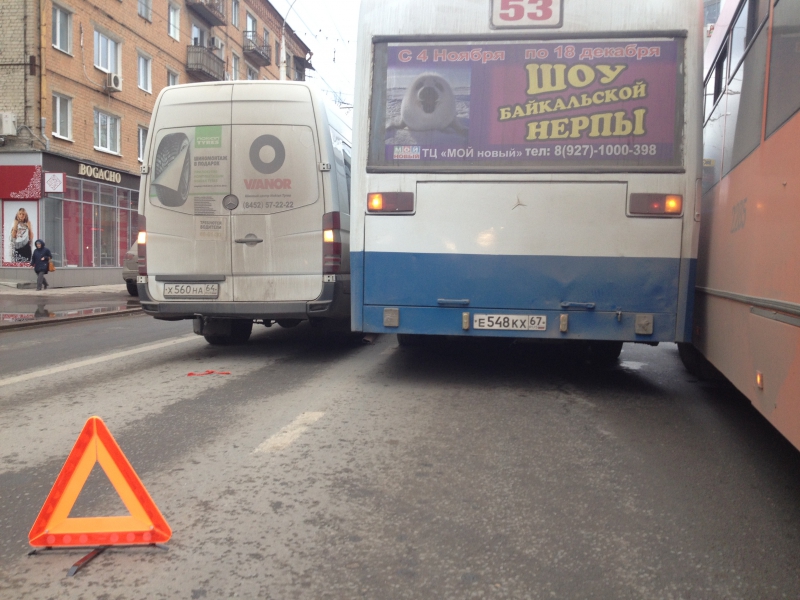 Центр Саратова встал в пробке из-за ДТП с общественным транспортом