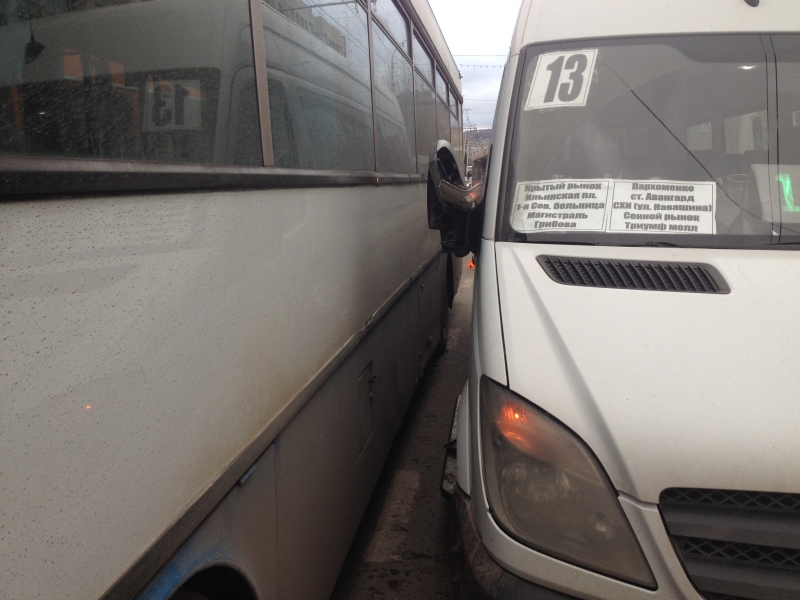 Центр Саратова встал в пробке из-за ДТП с общественным транспортом