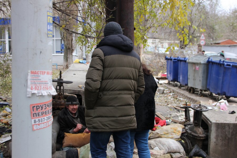 Бомжа Василия уговорили отправиться на теплую зимовку