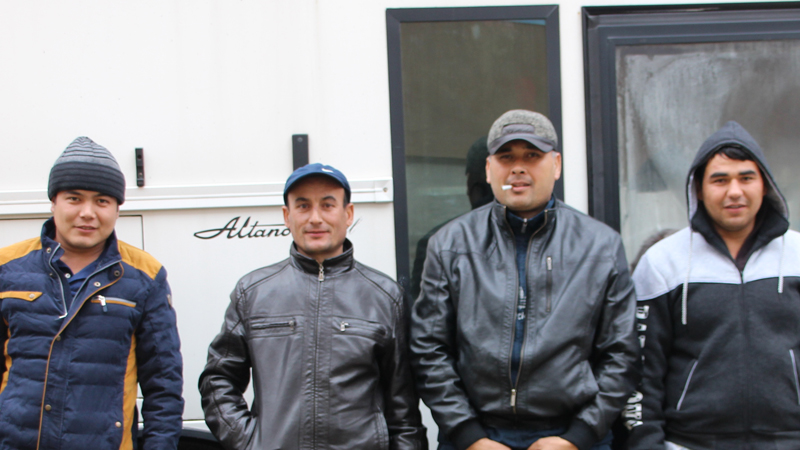 Автобус с гражданами Узбекистана второй день стоит в центре Саратова