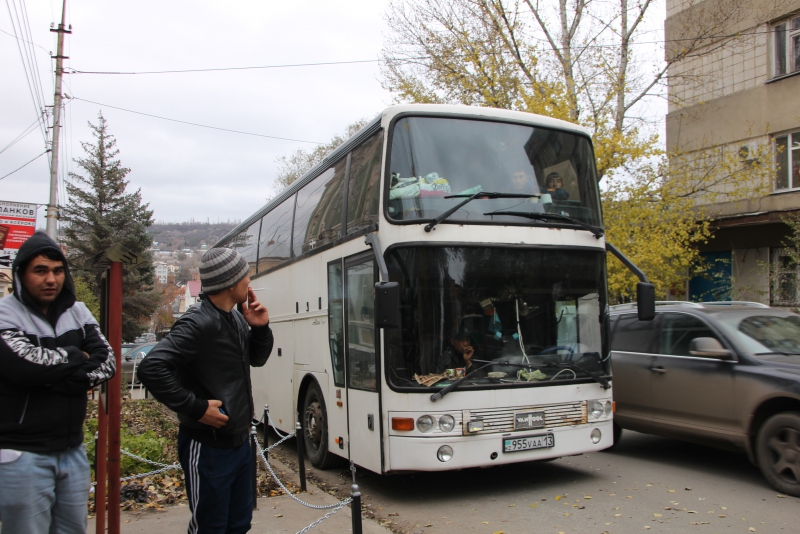 Автобус с гражданами Узбекистана второй день стоит в центре Саратова