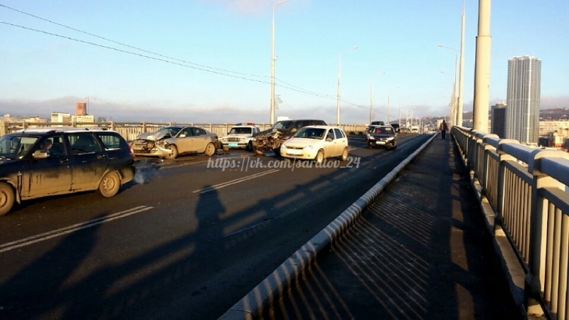 Камера мост энгельс. Пробка на мосту Саратов Энгельс сейчас. Авария на мосту Владивосток. Саратовский мост фото из машины. Авария новый мост Саратов сегодня.