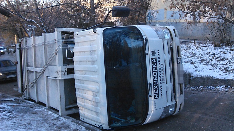 На 2-м Магнитном проезде перевернулся мусоровоз