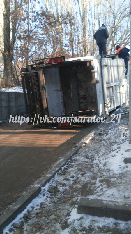 На 2-м Магнитном проезде перевернулся мусоровоз