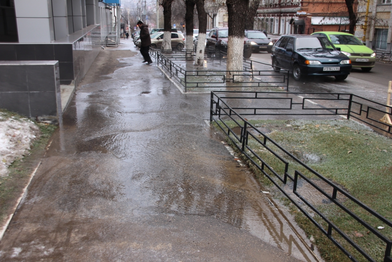 В центре Саратова «зебра» затоплена водой и превращается в каток