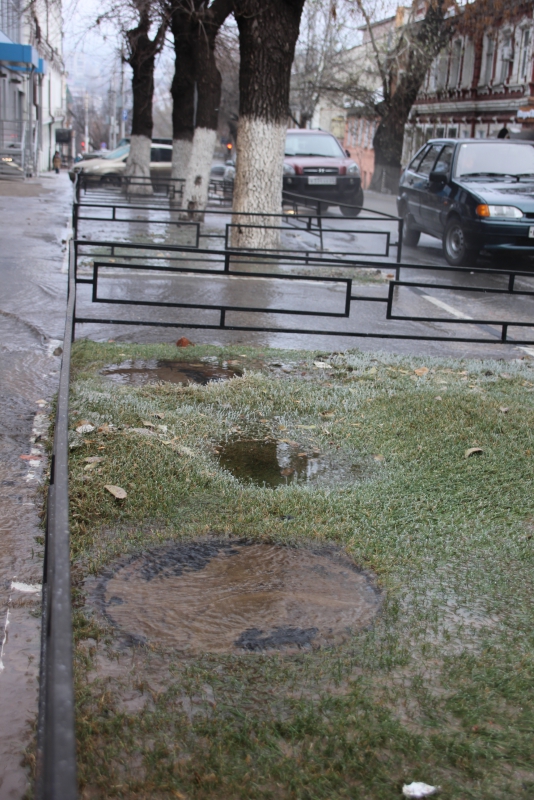 В центре Саратова «зебра» затоплена водой и превращается в каток