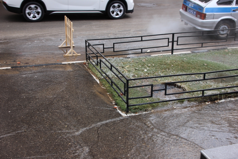 В центре Саратова «зебра» затоплена водой и превращается в каток