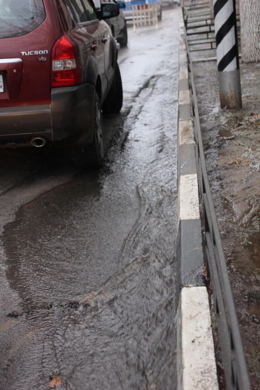 В центре Саратова «зебра» затоплена водой и превращается в каток