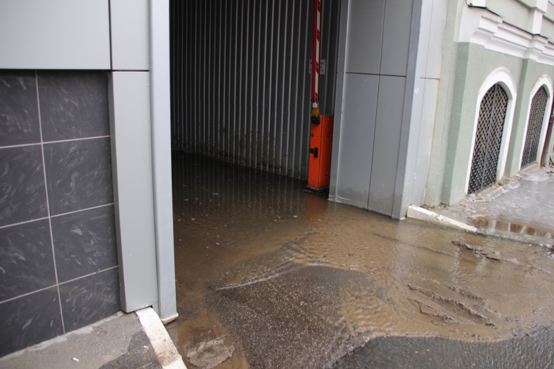 В центре Саратова «зебра» затоплена водой и превращается в каток