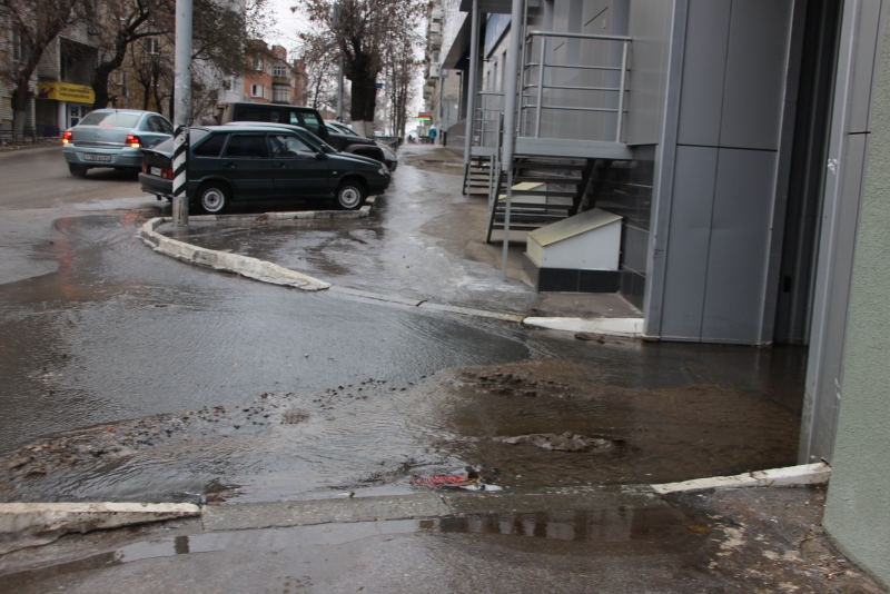 В центре Саратова «зебра» затоплена водой и превращается в каток