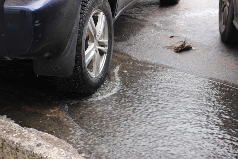 В центре Саратова «зебра» затоплена водой и превращается в каток