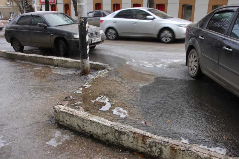 В центре Саратова «зебра» затоплена водой и превращается в каток